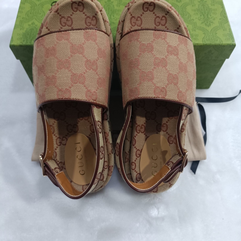 G*u*i slippers